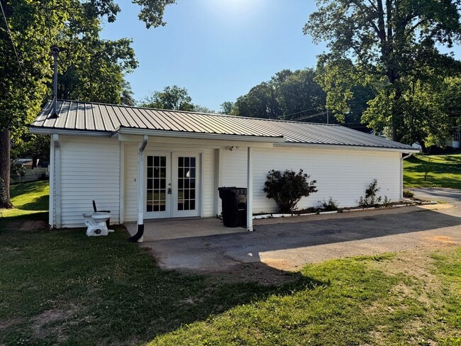 1216 Tusculum Blvd in Greeneville, TN - Building Photo - Building Photo