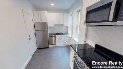 117 Sutherland Rd, Unit 3 in Boston, MA - Foto de edificio - Building Photo