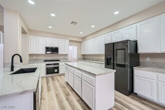 9272 W Viking Rd in Las Vegas, NV - Building Photo - Building Photo