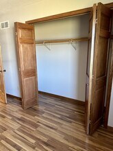 E1592 Raymond Dr in Waupaca, WI - Foto de edificio - Building Photo