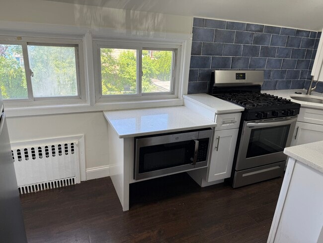 523 Seventh Ave, Unit Top. Floor in Pelham, NY - Building Photo - Building Photo