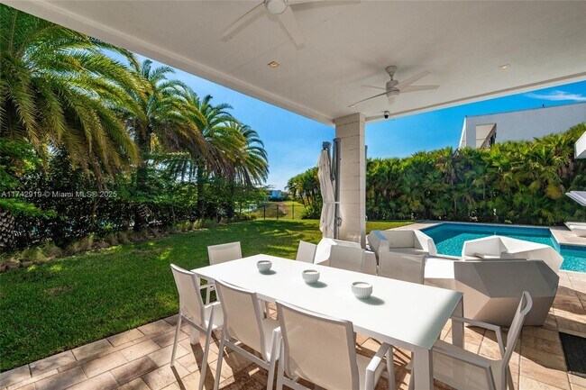 16760 Natures Way in Weston, FL - Foto de edificio - Building Photo