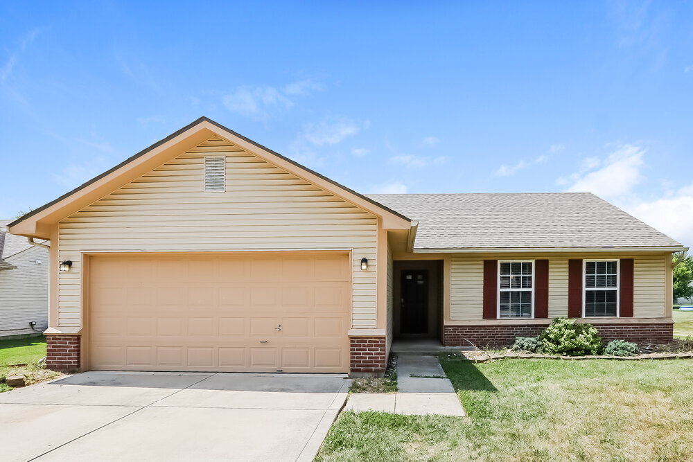 748 Millbrook Dr in Avon, IN - Building Photo