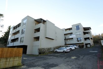 Sandhurst Apartments in Seattle, WA - Building Photo - Building Photo