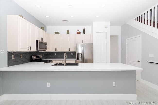 14711 SW 5th St-Unit -1-47 in Pembroke Pines, FL - Building Photo - Building Photo