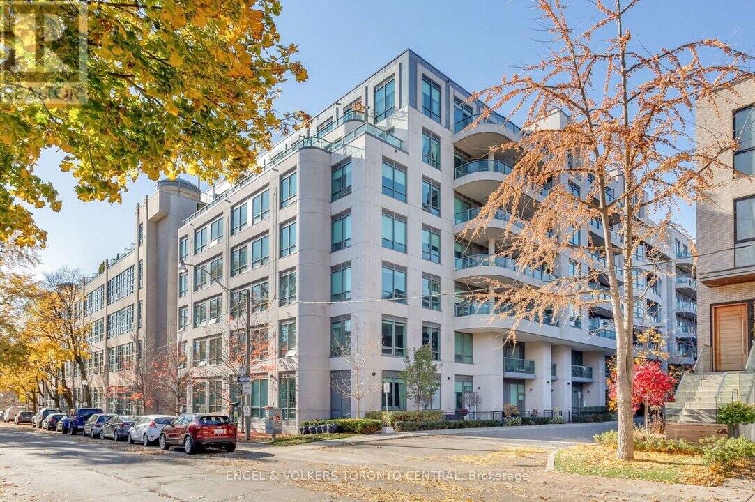 377-377 Madison Ave in Toronto, ON - Building Photo