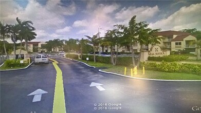 18810 NW 57th Ave, Unit 306 in Hialeah, FL - Foto de edificio - Building Photo
