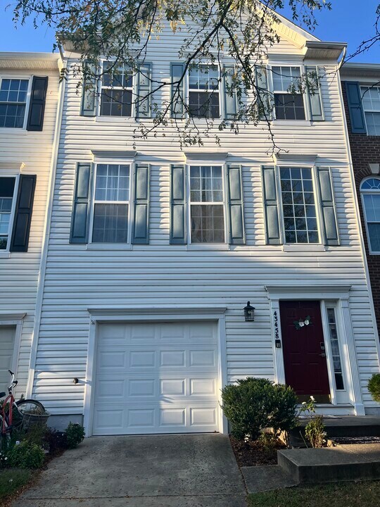 43458 Laidlow St in Chantilly, VA - Foto de edificio