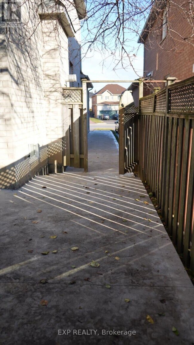 154 Bristol Rd E in Mississauga, ON - Building Photo - Building Photo