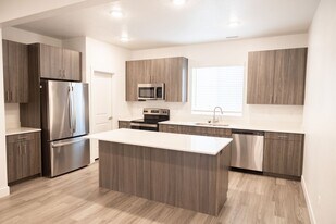 2349 Leigh Ln in West Haven, UT - Building Photo