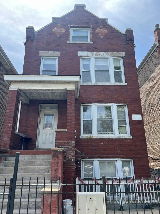 3135 W 40th Pl, Unit 2 nd Floor in Chicago, IL - Building Photo - Building Photo