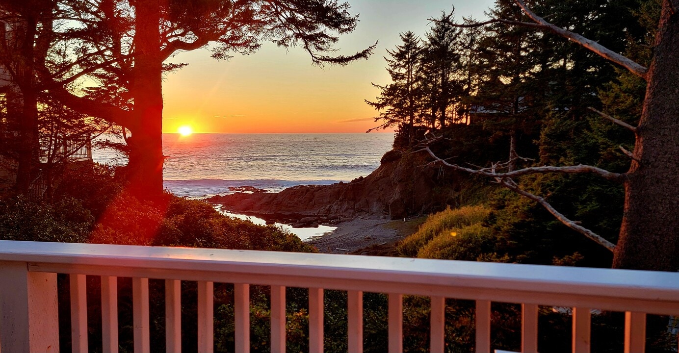 335 SW Midden Reach in Depoe Bay, OR - Building Photo