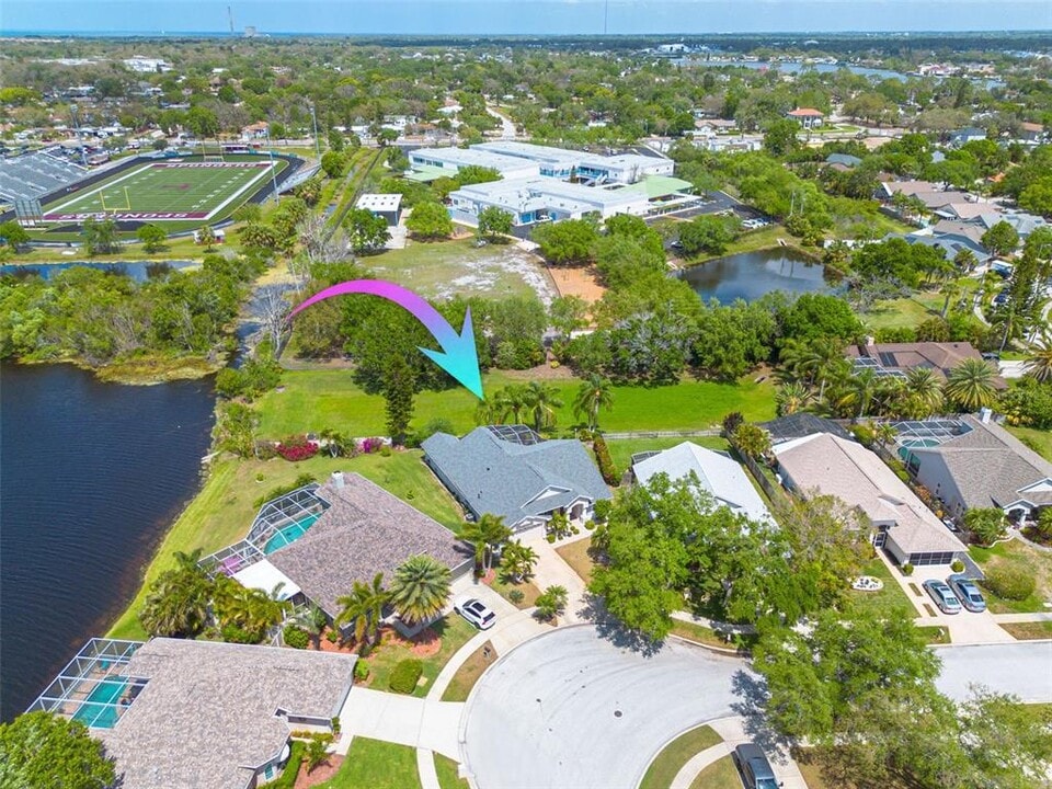 526 Village Dr in Tarpon Springs, FL - Building Photo