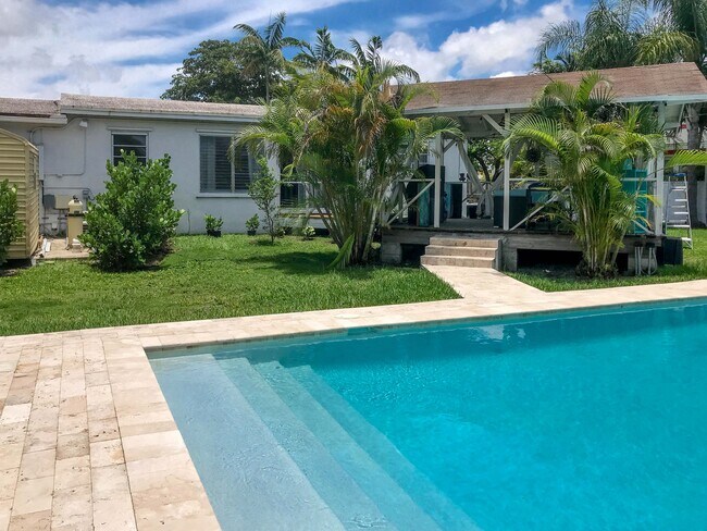6752 SW 52nd St in Miami, FL - Foto de edificio - Building Photo