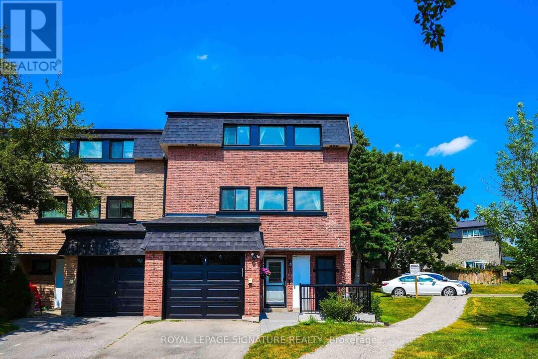 14 Poplar Crescent in Aurora, ON - Building Photo