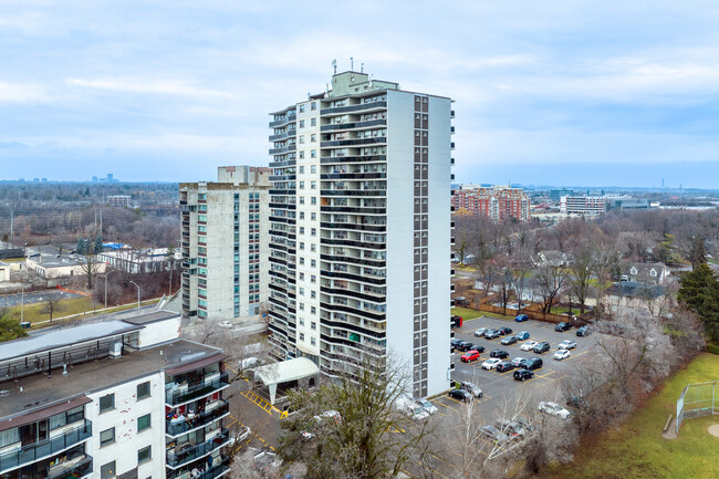 30 Speers Road Apartments in Oakville, ON - Building Photo - Building Photo