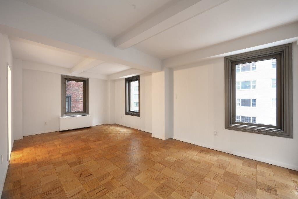 100 W 55th St in New York, NY - Building Photo