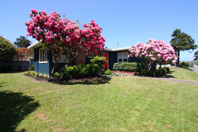 1844 Heather Ln in Eureka, CA - Building Photo - Building Photo