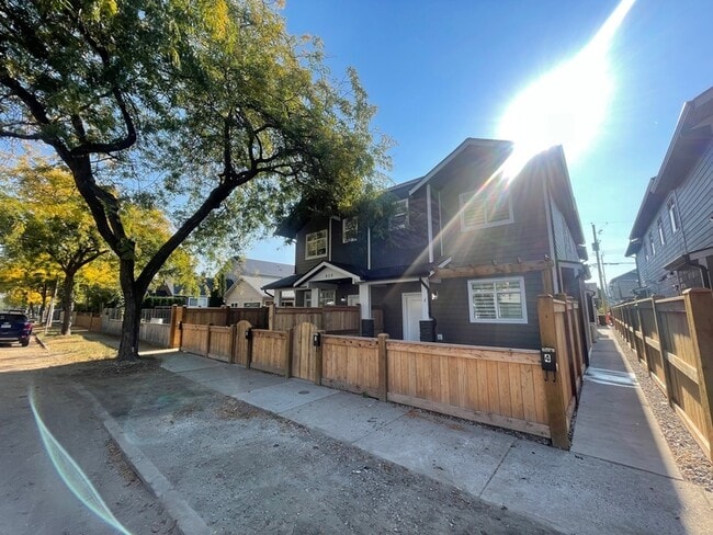 839 Wilson Ave in Kelowna, BC - Building Photo - Building Photo