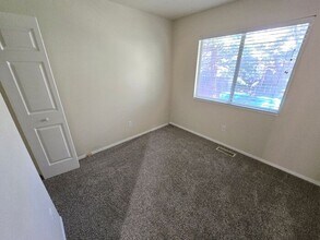 5042 Canyon Run Dr in Sparks, NV - Foto de edificio - Building Photo