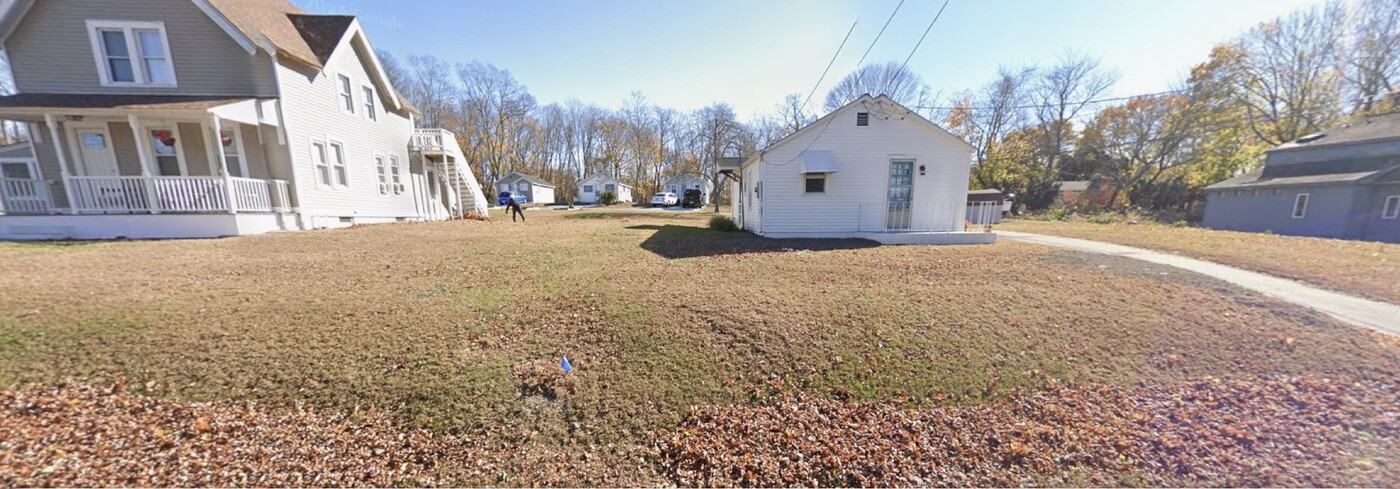 68 Black Point Rd in Niantic, CT - Building Photo