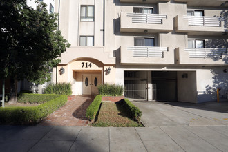 714 S Serrano Ave in Los Angeles, CA - Building Photo - Building Photo