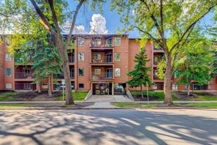 10514-10592 92 St NW in Edmonton, AB - Building Photo