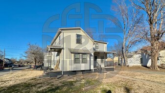 130 W 10th St in Newton, KS - Building Photo