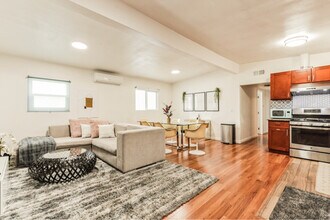 1519 W 37th Pl in Los Angeles, CA - Foto de edificio - Building Photo