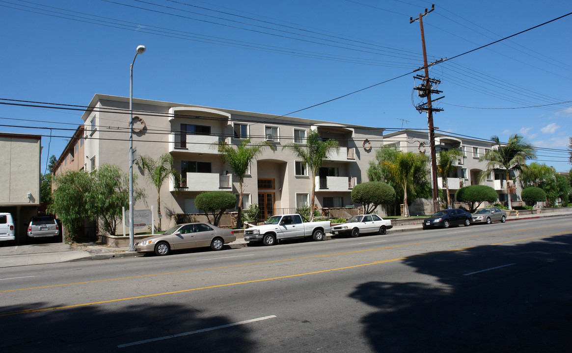 Grand Villas at Whitsett in North Hollywood, CA - Building Photo