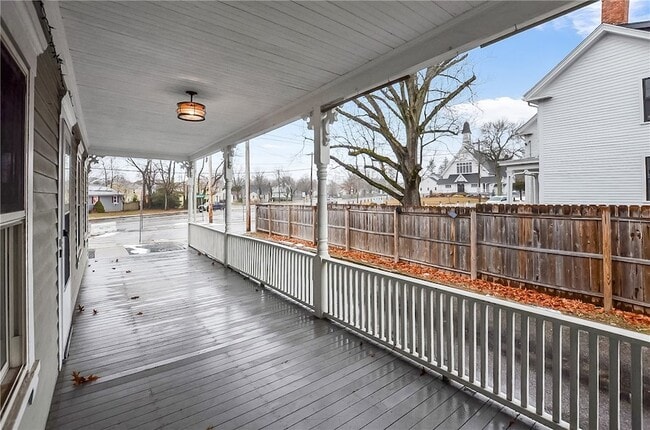 292 Pleasant St in East Providence, RI - Foto de edificio - Building Photo