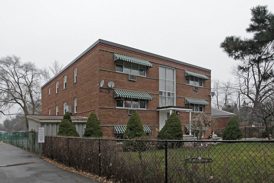 27 Paisley Blvd in Mississauga, ON - Building Photo