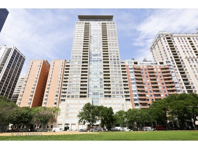 250 E Pearson St in Chicago, IL - Building Photo