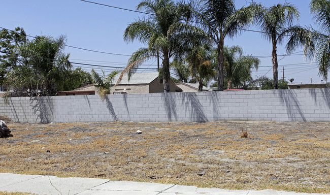 830 Colton Ave in Colton, CA - Foto de edificio - Building Photo