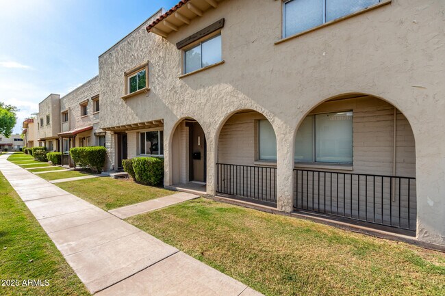6953 E Osborn Rd in Scottsdale, AZ - Building Photo - Building Photo