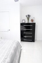 1001 NE 10th St in Hallandale Beach, FL - Building Photo - Building Photo