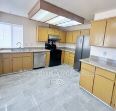 215 W Clover Rd in Tracy, CA - Building Photo - Building Photo