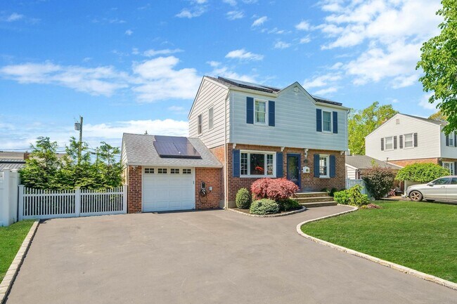 2288 3rd St in East Meadow, NY - Building Photo - Building Photo