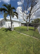 2445 SW 90th Ave in Miami, FL - Foto de edificio - Building Photo