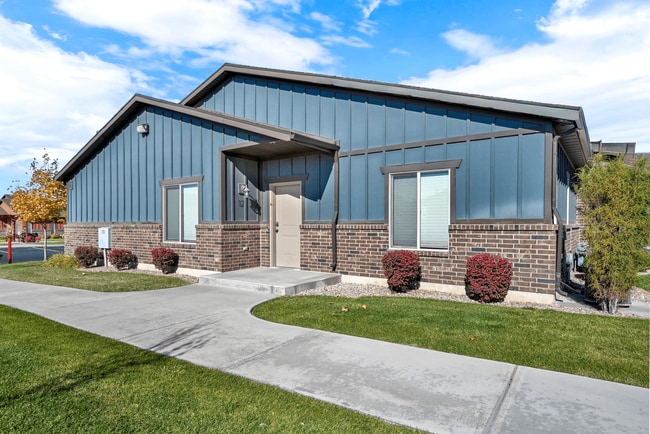 Arcadia Townhomes in Roy, UT - Foto de edificio - Building Photo