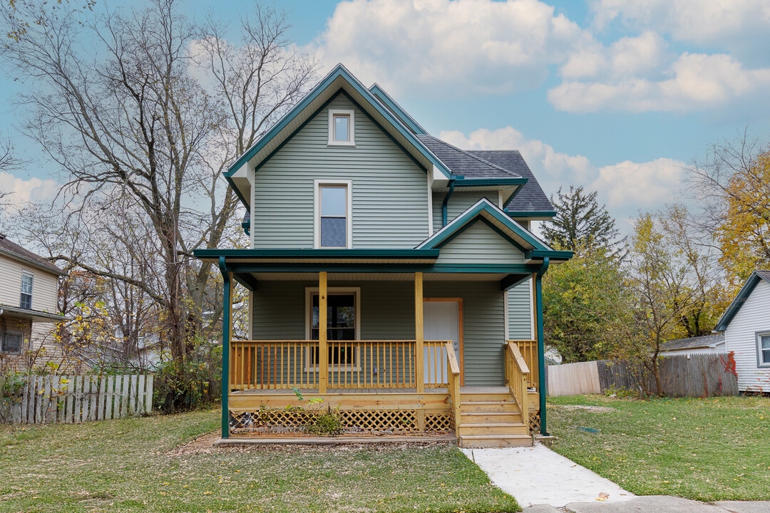 805 E Olive St, Unit 1 in Bloomington, IL - Building Photo