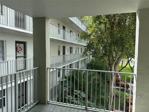 2228 N Cypress Bend Dr in Pompano Beach, FL - Building Photo - Building Photo