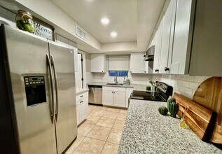 2434 N Shade Tree Cir in Tucson, AZ - Building Photo - Building Photo