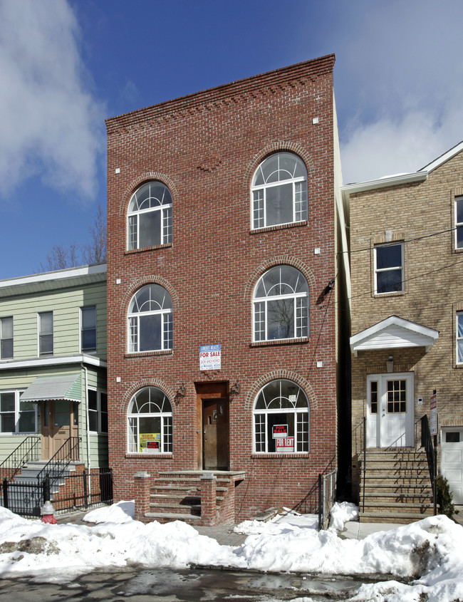 180 Hutton St in Jersey City, NJ - Building Photo - Building Photo