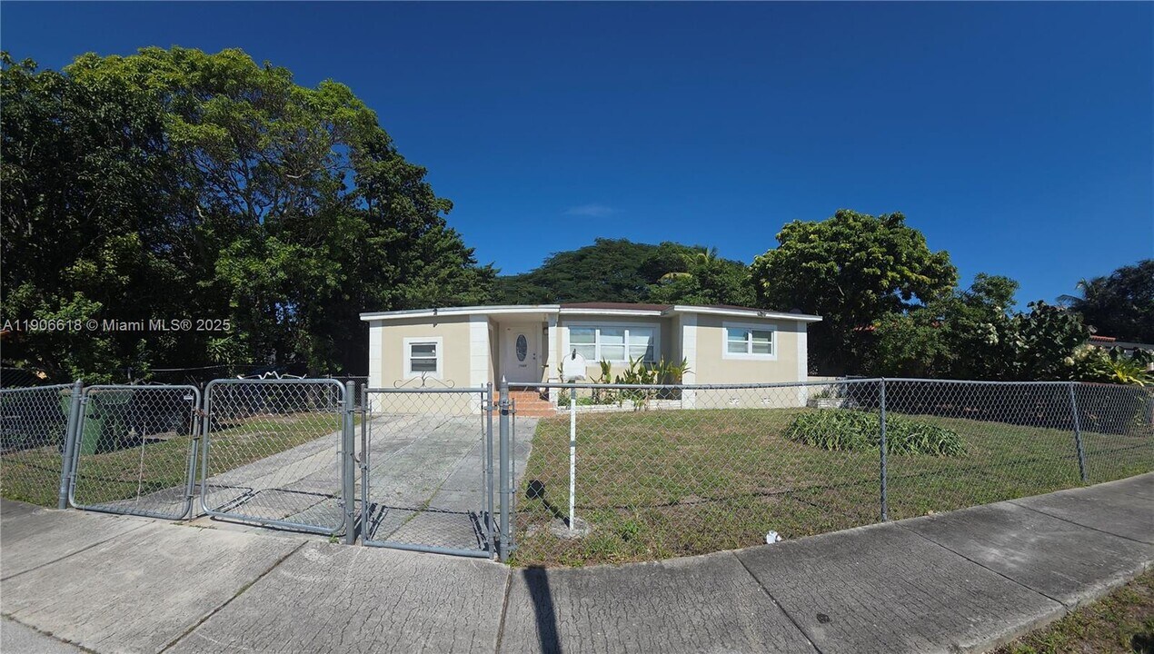 1085 NW 133rd St in North Miami, FL - Building Photo