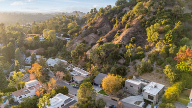 9767 Blantyre Dr in Beverly Hills, CA - Foto de edificio - Building Photo