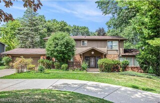 5622 Powder Horn Dr in West Bloomfield Township, MI - Building Photo