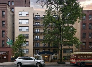 342 E 53rd St in New York, NY - Foto de edificio - Building Photo