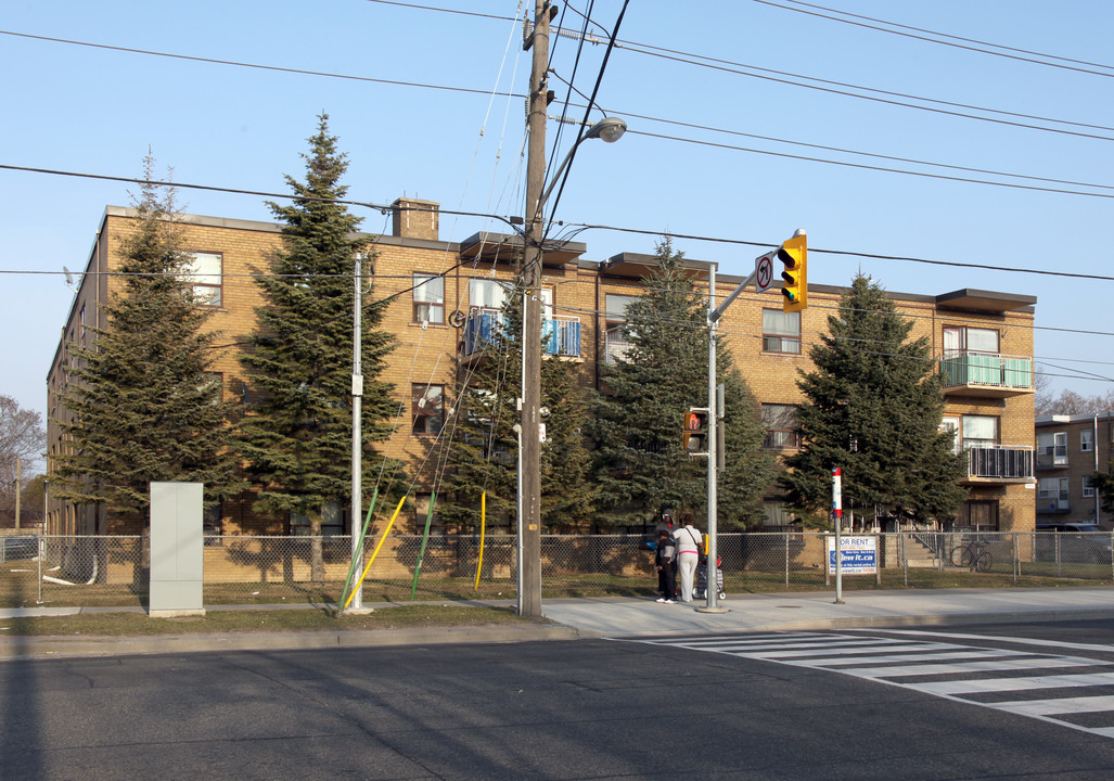 1607 Jane St in Toronto, ON - Building Photo