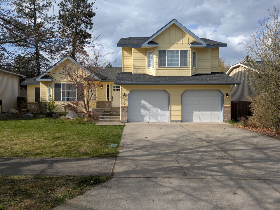 805 E Singing Hills Dr in Post Falls, ID - Foto de edificio
